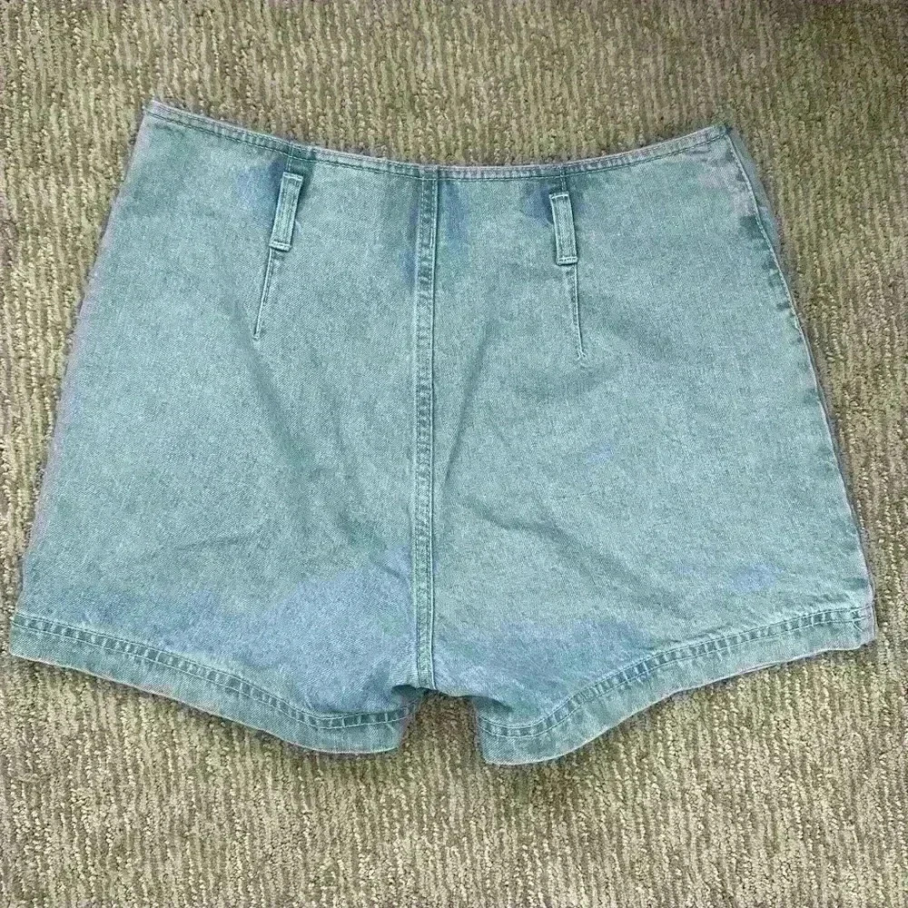 BDG by Urban Outfitters Light Wash Denim High Waisted Mom Shorts - Picture 2 of 3